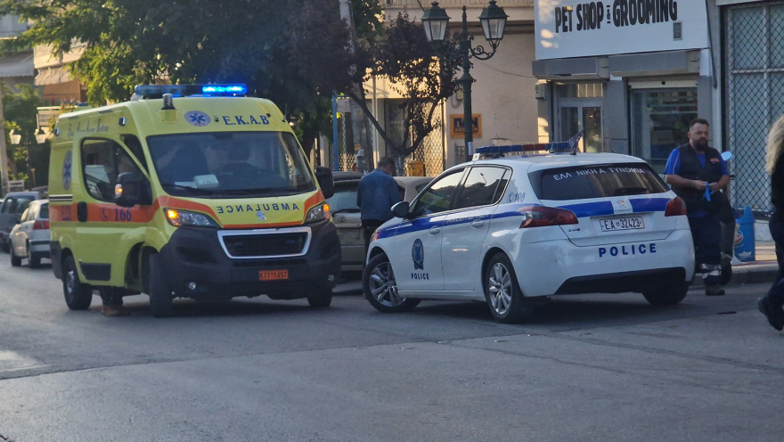 Θεσσαλονίκη: Αιματηρή συμπλοκή έξω από κατάστημα - Τον χτύπησε στο κεφάλι με πτυσσόμενο γκλοπ