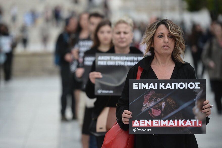 Αυτό το Πάσχα γιόρτασε χωρίς θύματα, είπαν δεκάδες vegan στο Σύνταγμα - Δείτε βίντεο και φωτογραφίες