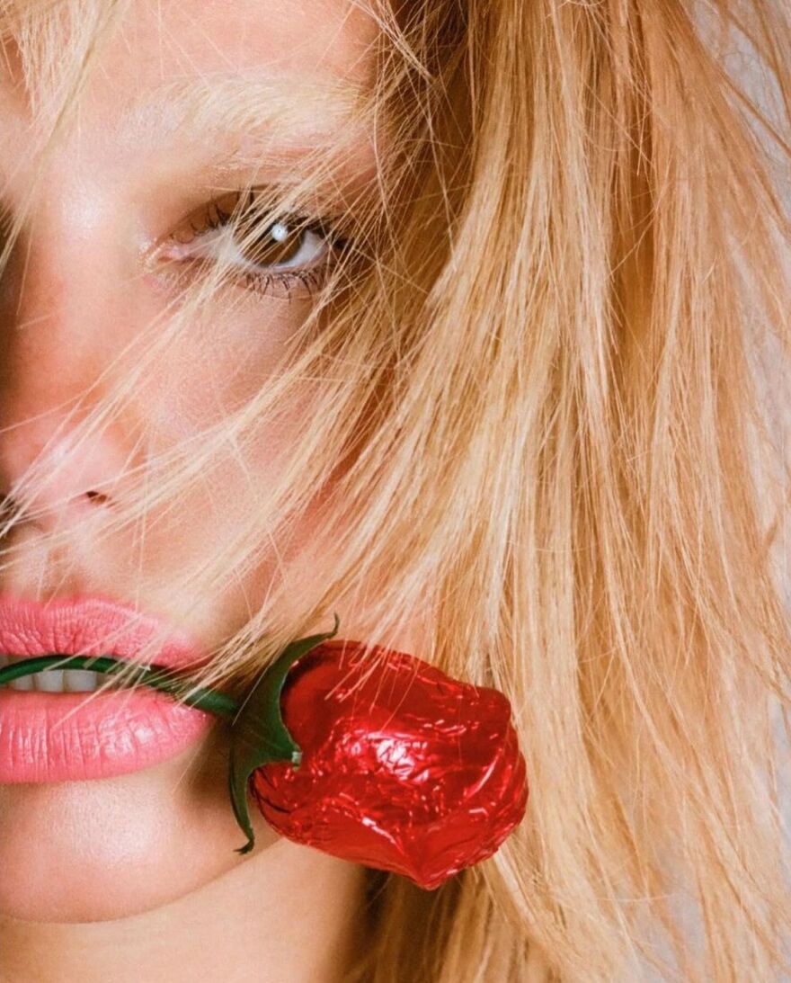 Ντούα Λίπα: Η ιδιαίτερη φωτογράφισή της - Με ζαρτιέρες και εσώρουχα σε εξώφυλλο περιοδικού