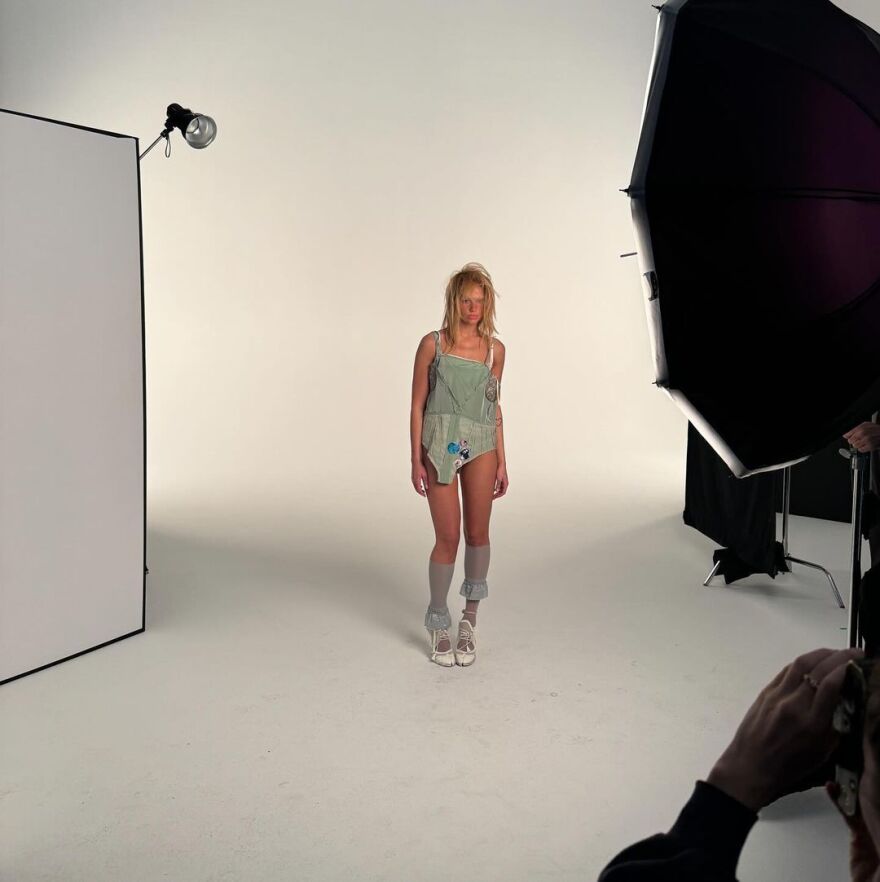 Ντούα Λίπα: Η ιδιαίτερη φωτογράφισή της - Με ζαρτιέρες και εσώρουχα σε εξώφυλλο περιοδικού