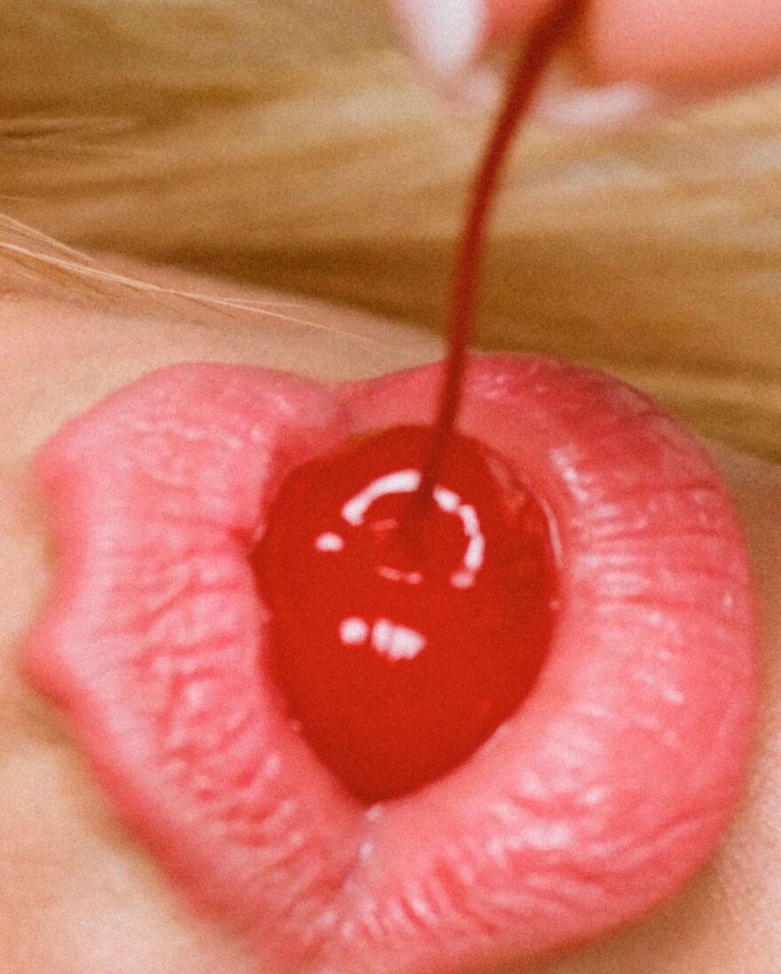 Ντούα Λίπα: Η ιδιαίτερη φωτογράφισή της - Με ζαρτιέρες και εσώρουχα σε εξώφυλλο περιοδικού