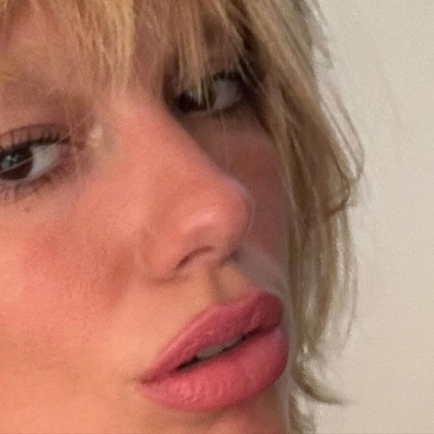 Ντούα Λίπα: Η ιδιαίτερη φωτογράφισή της - Με ζαρτιέρες και εσώρουχα σε εξώφυλλο περιοδικού