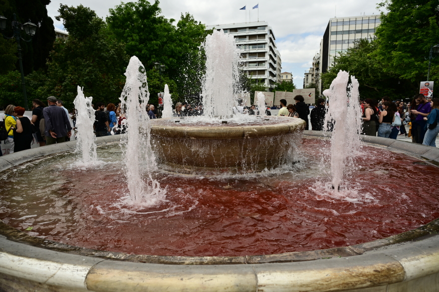 Πρωτομαγιά: Διαδηλωτές έριξαν κόκκινη μπογιά στο σιντριβάνι του Συντάγματος για τη Γάζα