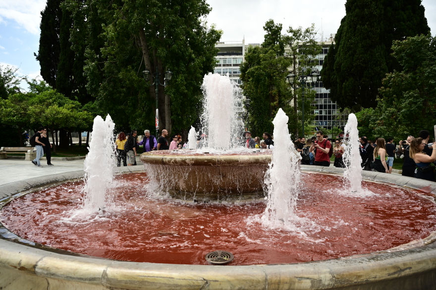 Πρωτομαγιά: Διαδηλωτές έριξαν κόκκινη μπογιά στο σιντριβάνι του Συντάγματος για τη Γάζα