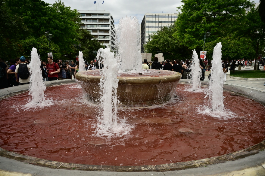 Πρωτομαγιά: Διαδηλωτές έριξαν κόκκινη μπογιά στο σιντριβάνι του Συντάγματος για τη Γάζα