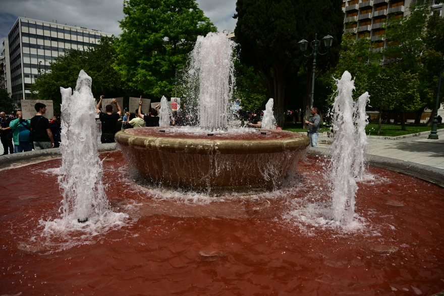 Πρωτομαγιά: Διαδηλωτές έριξαν κόκκινη μπογιά στο σιντριβάνι του Συντάγματος για τη Γάζα