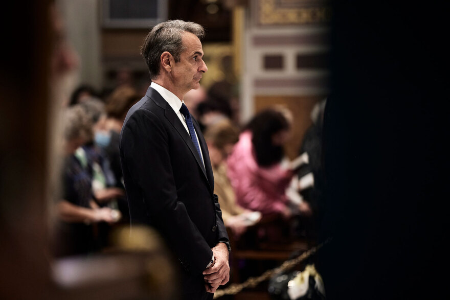 Μητσοτάκης: Παρακολούθησε τη λειτουργία της Μεγάλης Πέμπτης στη Μητρόπολη Αθηνών - Θερμή χειραψία με Ιερώνυμο