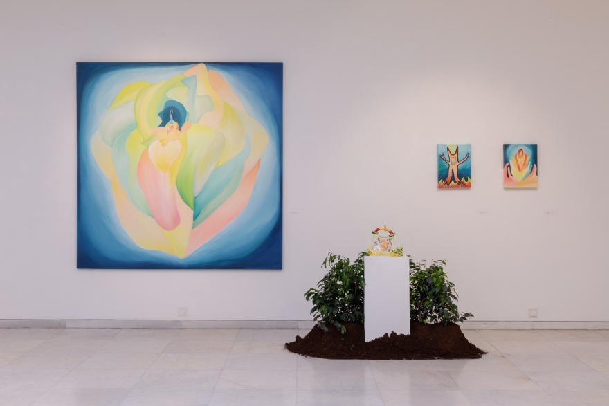 «Εκεί όπου τραγουδούν τα λουλούδια»: Η ατομική έκθεση της Βασιλικής Κούκου 