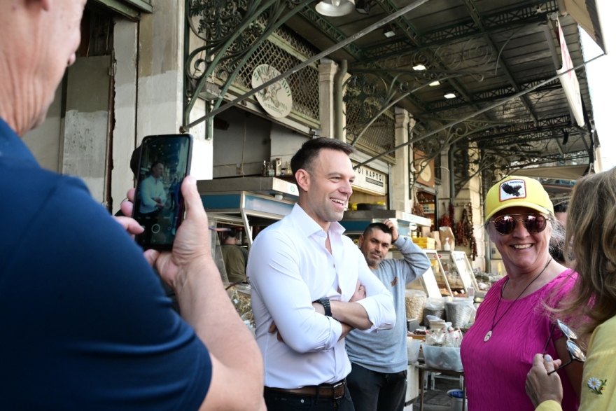 Κασσελάκης: Στη Βαρβάκειο ο πρόεδρος του ΣΥΡΙΖΑ - Δείτε βίντεο και φωτογραφίες
