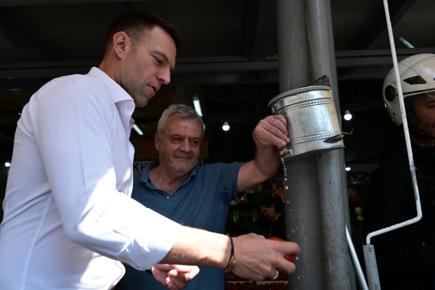 Κασσελάκης: Στη Βαρβάκειο ο πρόεδρος του ΣΥΡΙΖΑ - Δείτε βίντεο και φωτογραφίες