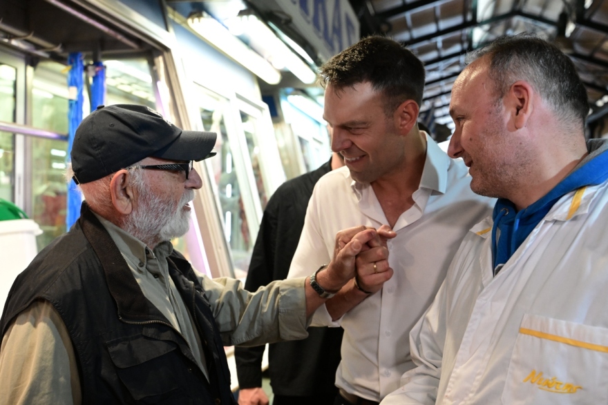 Κασσελάκης: Στη Βαρβάκειο ο πρόεδρος του ΣΥΡΙΖΑ - Δείτε βίντεο και φωτογραφίες