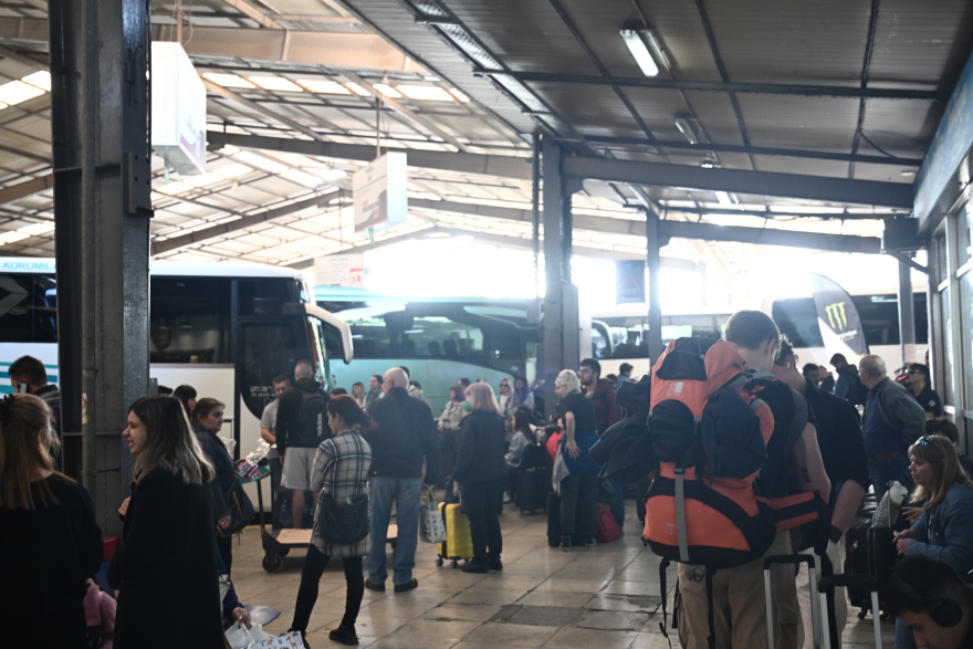 Έξοδος Πάσχα: Αδειάζει η Αθήνα - Ουρές χιλιομέτρων στην Αθηνών - Κορίνθου, 30λεπτες καθυστερήσεις στην  Αττική Οδό