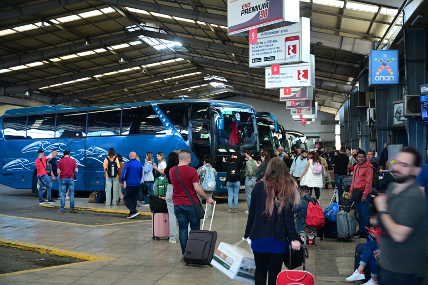 Έξοδος Πάσχα: Αδειάζει η Αθήνα - Ουρές χιλιομέτρων στην Αθηνών - Κορίνθου, 30λεπτες καθυστερήσεις στην  Αττική Οδό