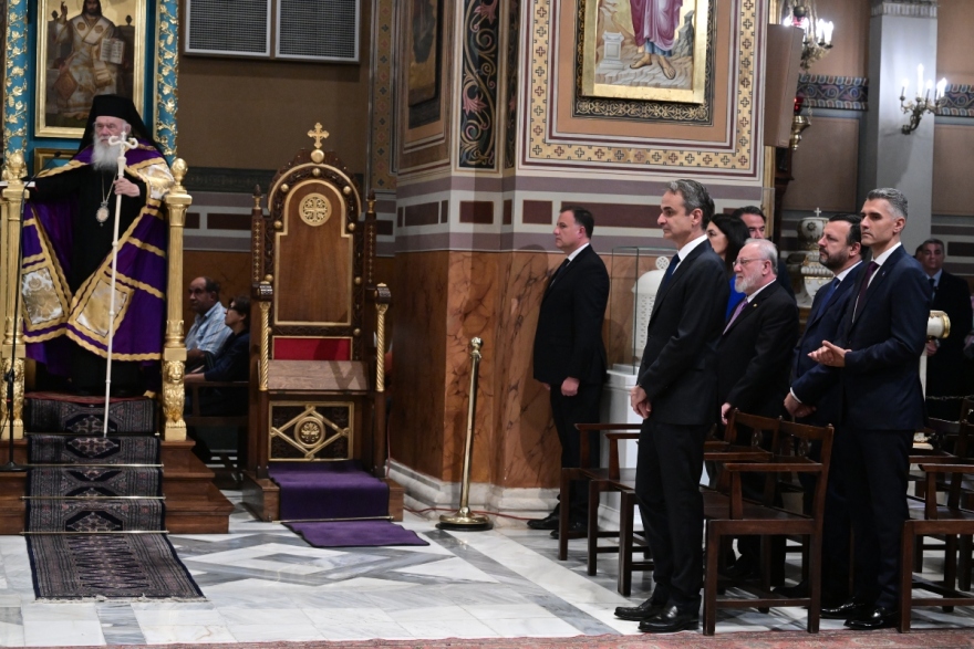 Μητσοτάκης: Παρακολούθησε τη λειτουργία της Μεγάλης Πέμπτης στη Μητρόπολη Αθηνών - Θερμή χειραψία με Ιερώνυμο