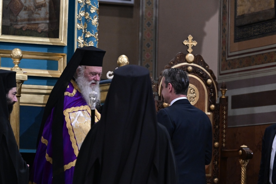 Μητσοτάκης: Παρακολούθησε τη λειτουργία της Μεγάλης Πέμπτης στη Μητρόπολη Αθηνών - Θερμή χειραψία με Ιερώνυμο