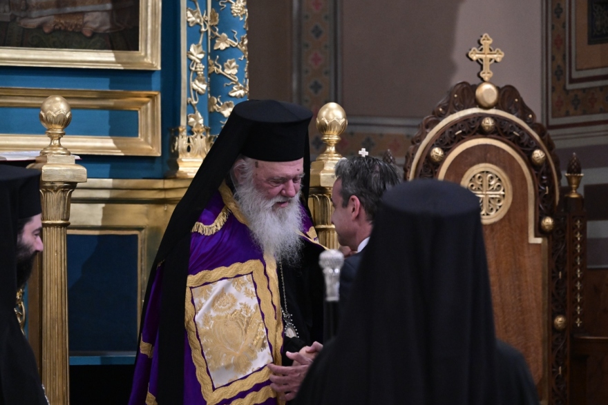 Μητσοτάκης: Παρακολούθησε τη λειτουργία της Μεγάλης Πέμπτης στη Μητρόπολη Αθηνών - Θερμή χειραψία με Ιερώνυμο