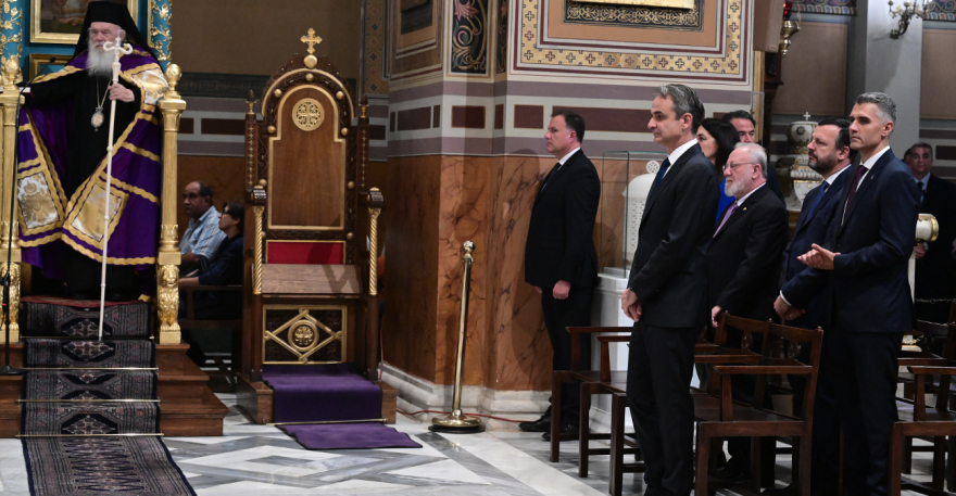 Μητσοτάκης: Παρακολούθησε τη λειτουργία της Μεγάλης Πέμπτης στη Μητρόπολη Αθηνών - Θερμή χειραψία με Ιερώνυμο