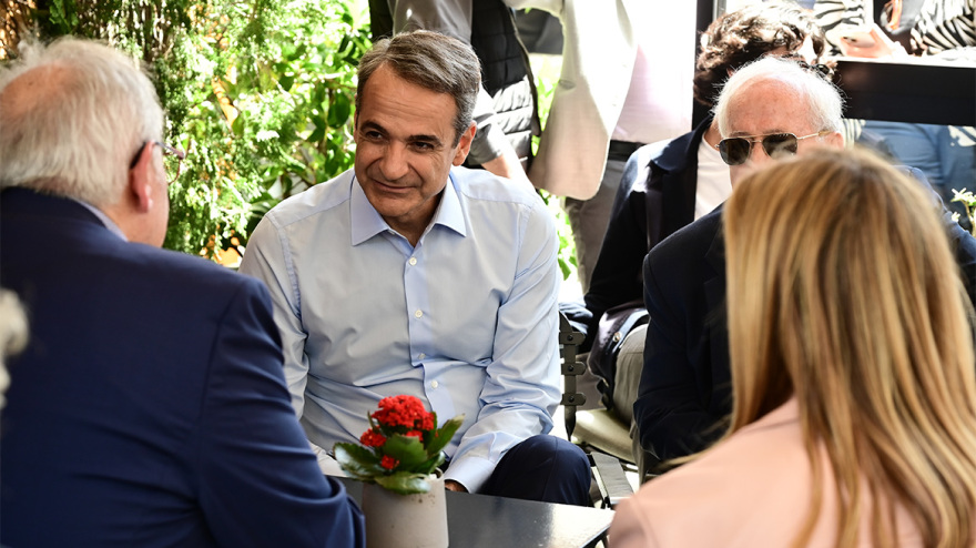 Στο Μαρούσι ο Μητσοτάκης - Μίλησε με πολίτες και καταστηματάρχες, δείτε βίντεο και φωτογραφίες