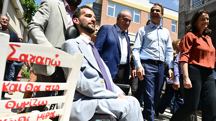 Στο Μαρούσι ο Μητσοτάκης - Μίλησε με πολίτες και καταστηματάρχες, δείτε βίντεο και φωτογραφίες