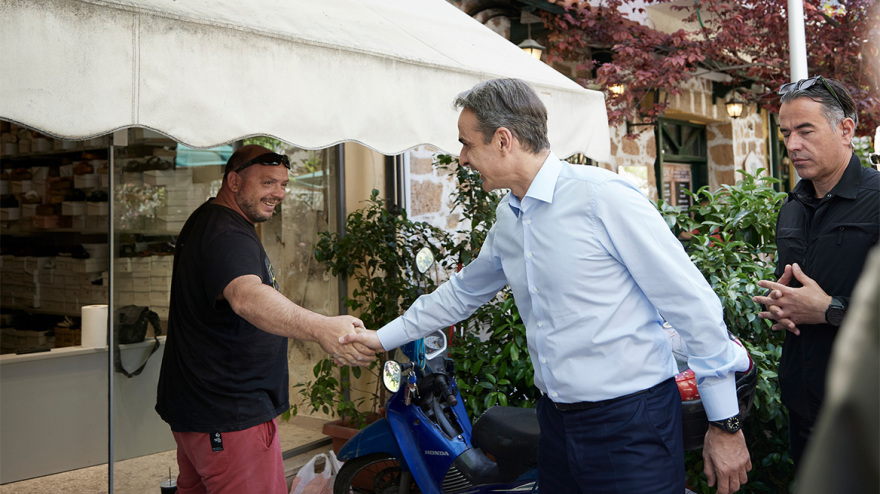 Στο Μαρούσι ο Μητσοτάκης - Μίλησε με πολίτες και καταστηματάρχες, δείτε βίντεο και φωτογραφίες