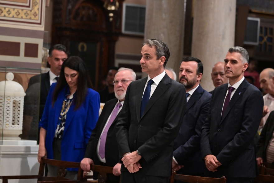 Μητσοτάκης: Παρακολούθησε τη λειτουργία της Μεγάλης Πέμπτης στη Μητρόπολη Αθηνών - Θερμή χειραψία με Ιερώνυμο