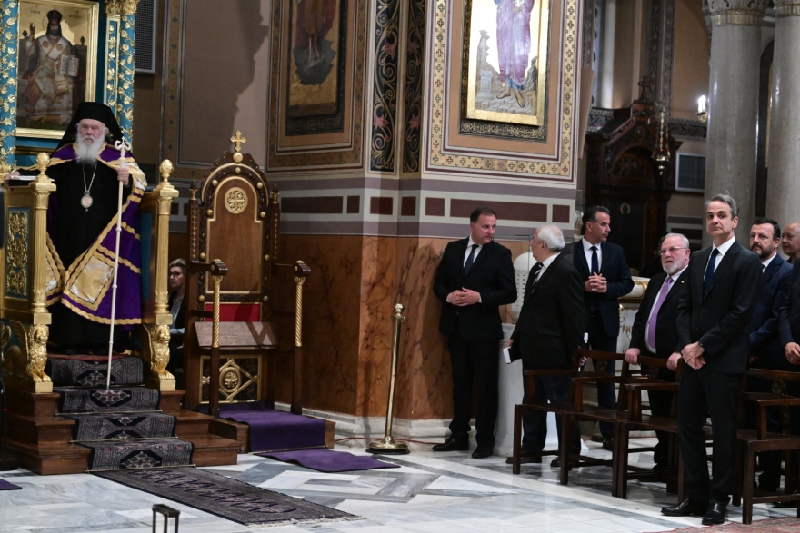 Μητσοτάκης: Παρακολούθησε τη λειτουργία της Μεγάλης Πέμπτης στη Μητρόπολη Αθηνών - Θερμή χειραψία με Ιερώνυμο