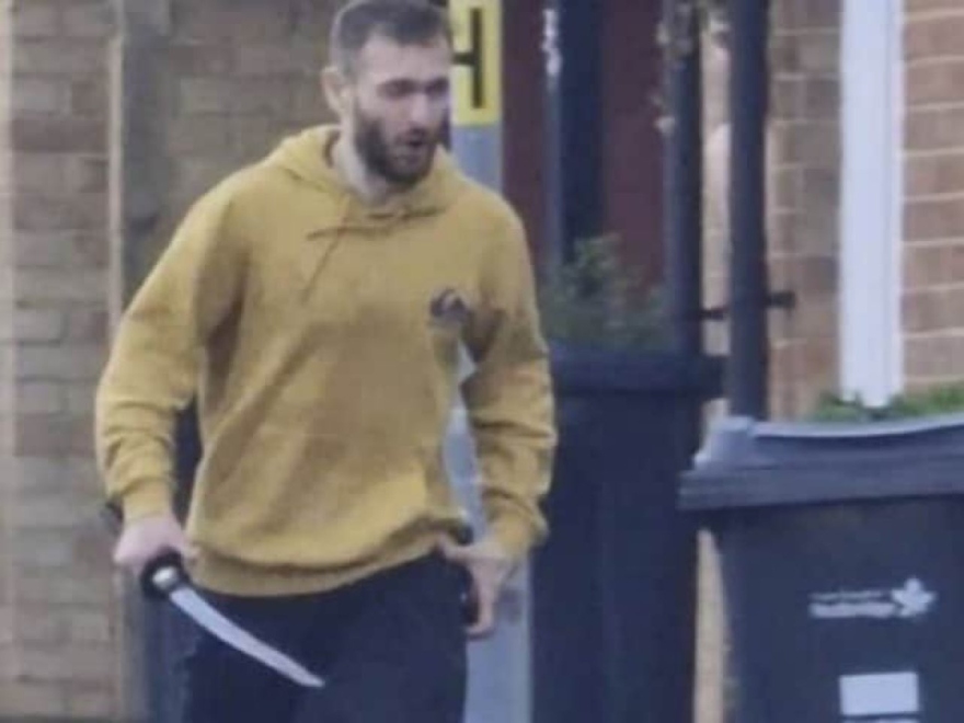 Λονδίνο: Σε αμόκ ο δράστης της επίθεσης με σπαθί πριν δολοφονήσει τον 14χρονο – Εισέβαλε σε σπίτι για να σκοτώσει τον πατέρα