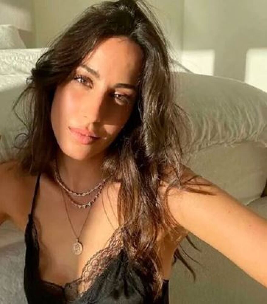 Μπραντ Πιτ: Ζει τον έρωτά του με την Ινές ντε Ραμόν στη Σάντα Μπάρμπαρα