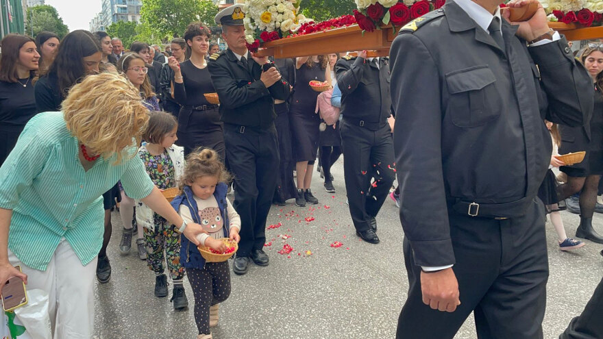 Θεσσαλονίκη: Με κατάνυξη η περιφορά του Επιταφίου του Αγίου Μηνά - Δείτε βίντεο και φωτογραφίες 