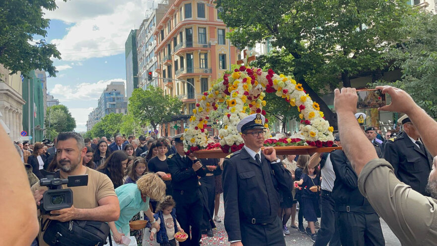 Θεσσαλονίκη: Με κατάνυξη η περιφορά του Επιταφίου του Αγίου Μηνά - Δείτε βίντεο και φωτογραφίες 