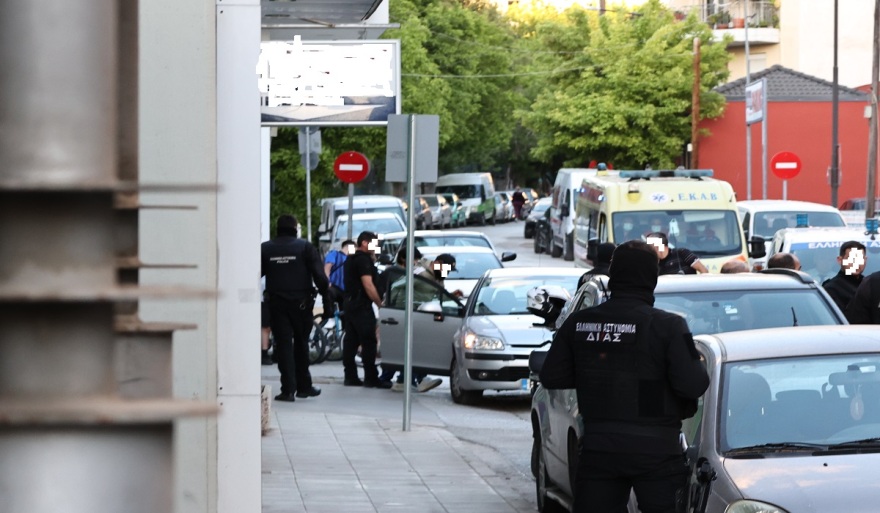 Λάρισα: Αιματηρή συμπλοκή σε διαμέρισμα πολυκατοικίας-Δύο άτομα στο νοσοκομείο