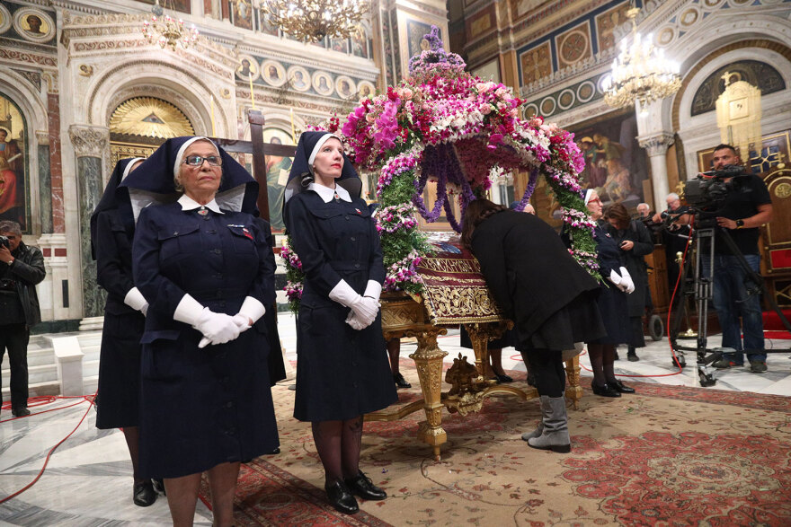 Μεγάλη Παρασκευή: Ολοκληρώθηκε η περιφορά του Επιταφίου στην Αθήνα - Δείτε φωτογραφίες