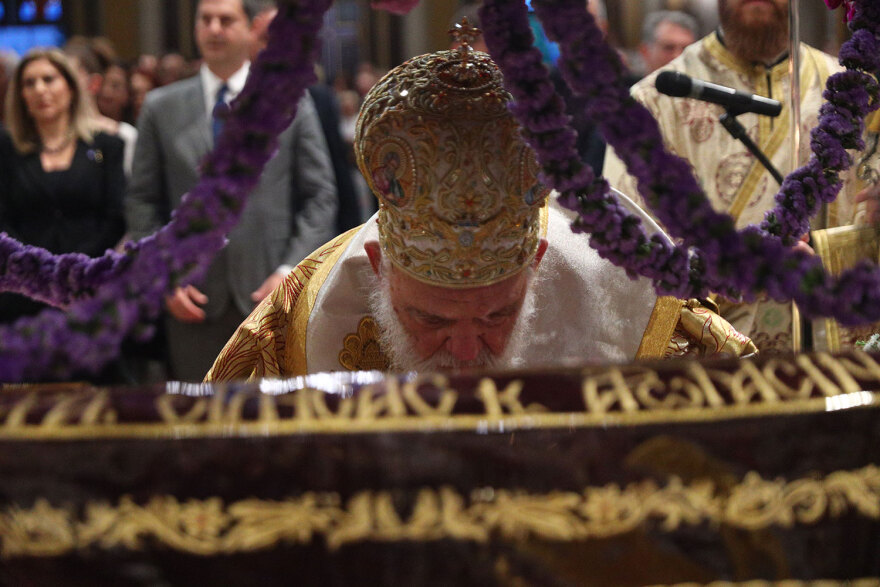 Μεγάλη Παρασκευή: Ολοκληρώθηκε η περιφορά του Επιταφίου στην Αθήνα - Δείτε φωτογραφίες