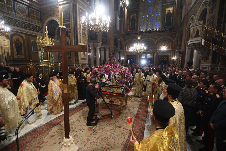 Μεγάλη Παρασκευή: Ολοκληρώθηκε η περιφορά του Επιταφίου στην Αθήνα - Δείτε φωτογραφίες