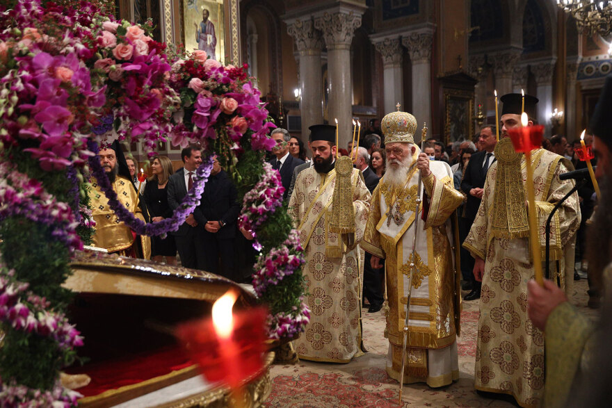 Μεγάλη Παρασκευή: Ολοκληρώθηκε η περιφορά του Επιταφίου στην Αθήνα - Δείτε φωτογραφίες