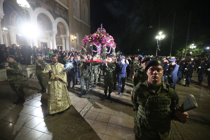 Μεγάλη Παρασκευή: Ολοκληρώθηκε η περιφορά του Επιταφίου στην Αθήνα - Δείτε φωτογραφίες