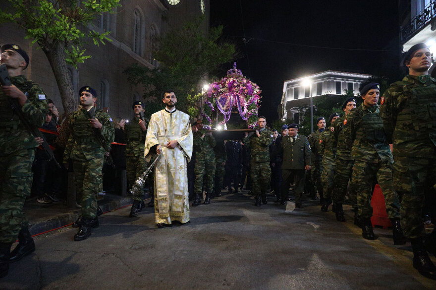 Μεγάλη Παρασκευή: Ολοκληρώθηκε η περιφορά του Επιταφίου στην Αθήνα - Δείτε φωτογραφίες