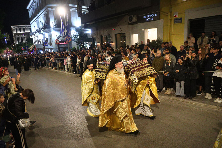 Μεγάλη Παρασκευή: Ολοκληρώθηκε η περιφορά του Επιταφίου στην Αθήνα - Δείτε φωτογραφίες