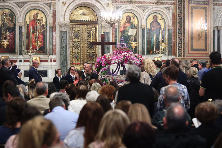 Μεγάλη Παρασκευή: Ολοκληρώθηκε η περιφορά του Επιταφίου στην Αθήνα - Δείτε φωτογραφίες