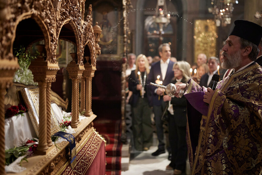 Στην Τήνο ο Μητσοτάκης, παρακολούθησε την περιφορά του Επιταφίου - Δείτε φωτογραφίες 