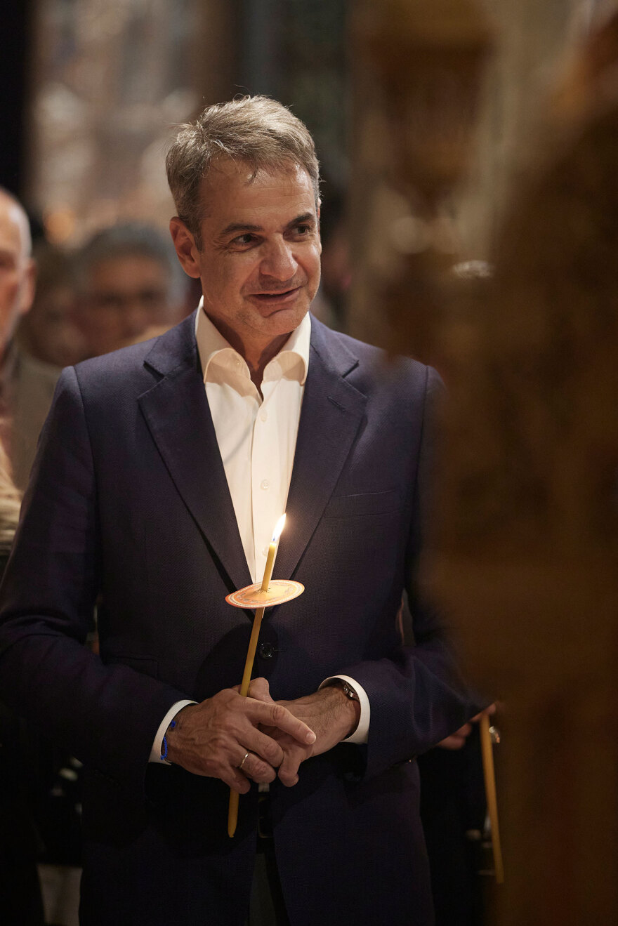 Στην Τήνο ο Μητσοτάκης, παρακολούθησε την περιφορά του Επιταφίου - Δείτε φωτογραφίες 