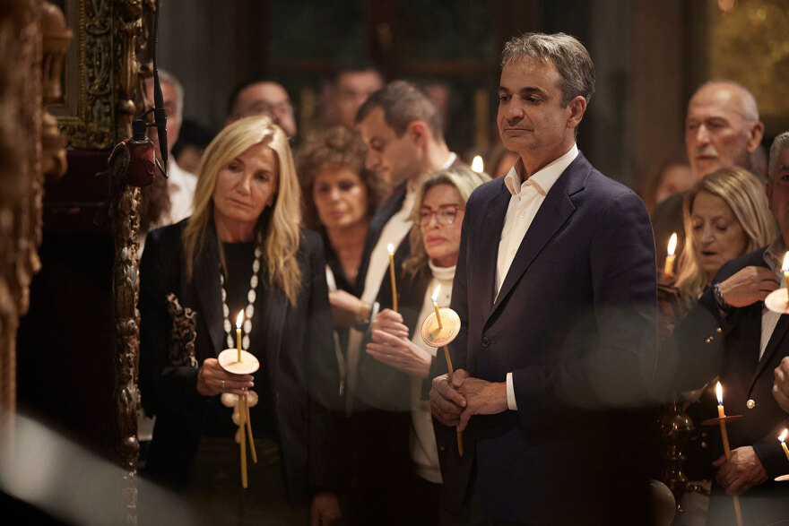 Στην Τήνο ο Μητσοτάκης, παρακολούθησε την περιφορά του Επιταφίου - Δείτε φωτογραφίες 