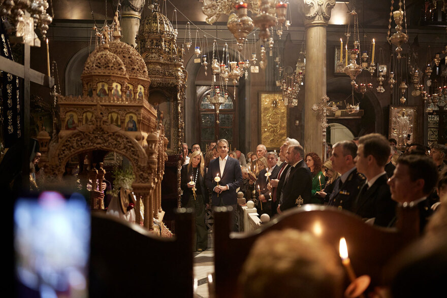 Στην Τήνο ο Μητσοτάκης, παρακολούθησε την περιφορά του Επιταφίου - Δείτε φωτογραφίες 