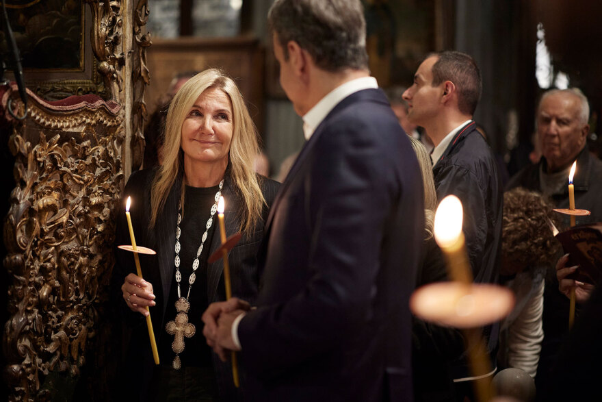 Στην Τήνο ο Μητσοτάκης, παρακολούθησε την περιφορά του Επιταφίου - Δείτε φωτογραφίες 