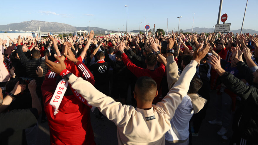 Ολυμπιακός: Αποθέωση από τους φιλάθλους των «κόκκινων» στην άφιξη των θριαμβευτών του 4-2 επί της Άστον Βίλα