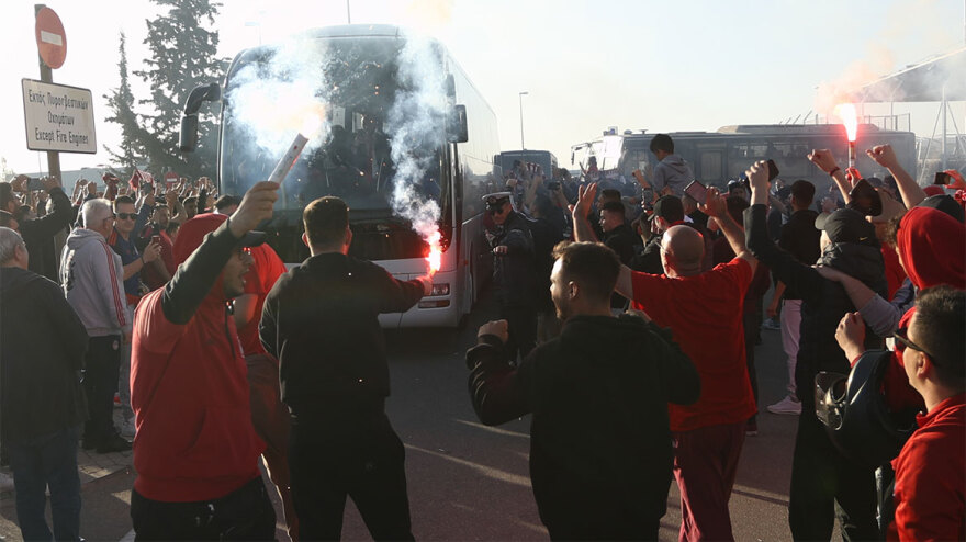 Ολυμπιακός: Αποθέωση από τους φιλάθλους των «κόκκινων» στην άφιξη των θριαμβευτών του 4-2 επί της Άστον Βίλα