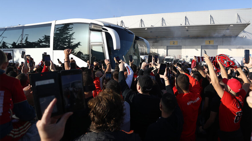 Ολυμπιακός: Αποθέωση από τους φιλάθλους των «κόκκινων» στην άφιξη των θριαμβευτών του 4-2 επί της Άστον Βίλα