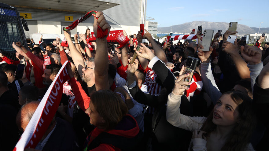 Ολυμπιακός: Αποθέωση από τους φιλάθλους των «κόκκινων» στην άφιξη των θριαμβευτών του 4-2 επί της Άστον Βίλα