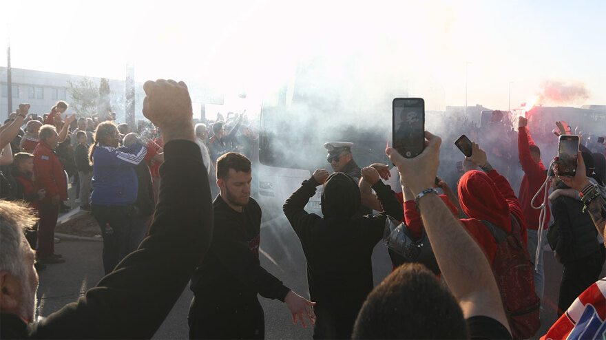 Ολυμπιακός: Αποθέωση από τους φιλάθλους των «κόκκινων» στην άφιξη των θριαμβευτών του 4-2 επί της Άστον Βίλα
