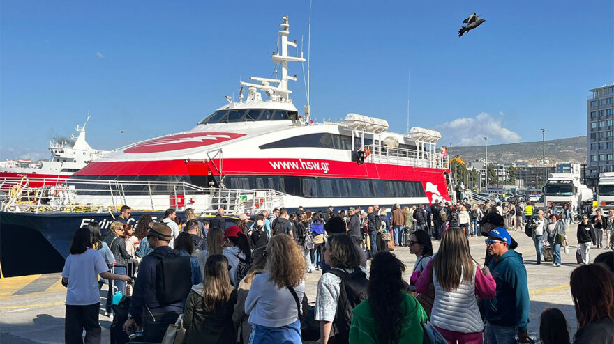 Πειραιάς: H έξοδος για το Πάσχα προκάλεσε... μποτιλιάρισμα πλοίων στο λιμάνι - Δείτε βίντεο